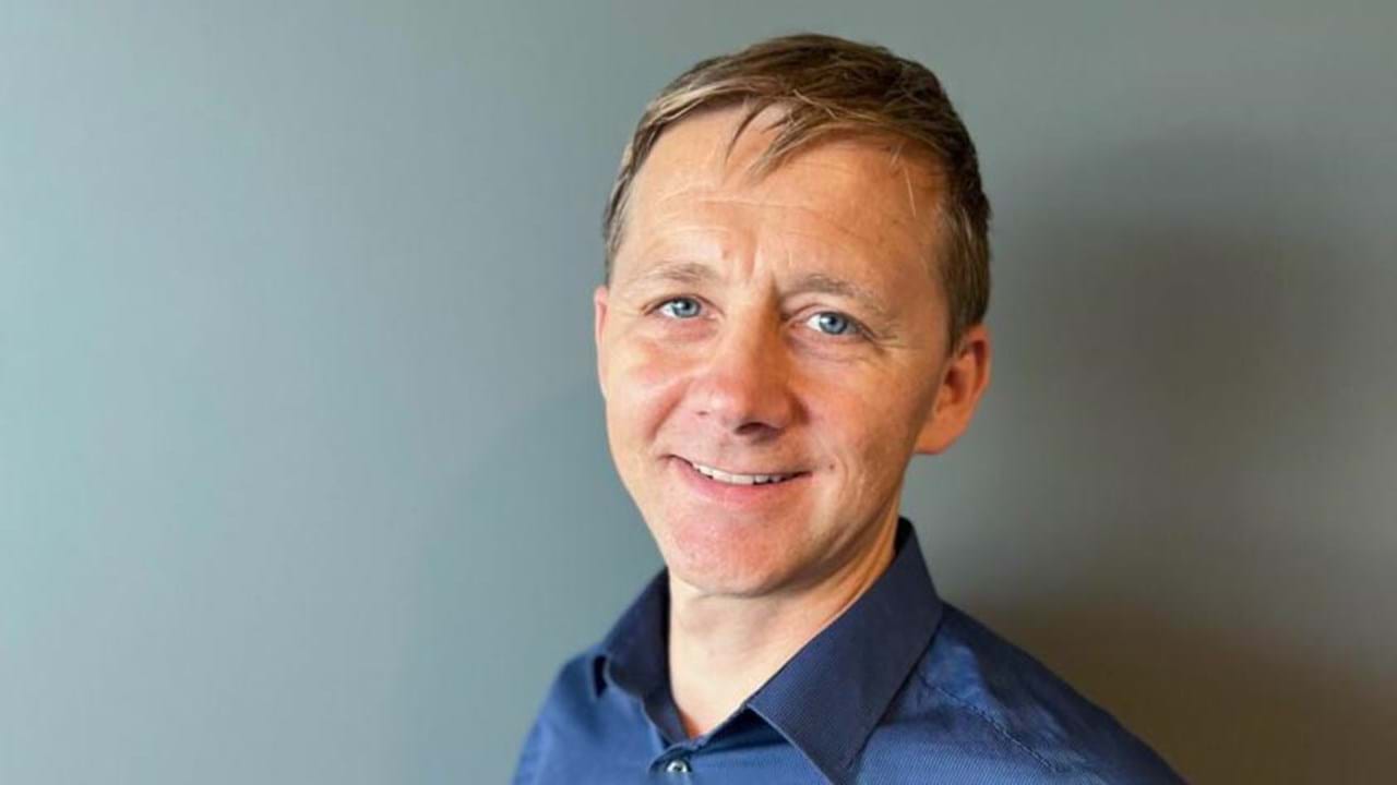 Bjørn Klimek er sjef for markedsanalyse og kundeopplevelser i Widerøe Zero. Selskapet mottar nå rundt ti millioner kroner i støtte til i arbeidet med å utvikle lav- og nullutslippsløsninger i luftfarten. Stavanger er én av de utvalgte partnerregionene.